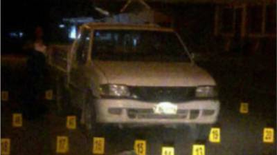 El pick up blanco en el que viajaban las víctimas fue interceptado por una camioneta desde donde les dispararon.