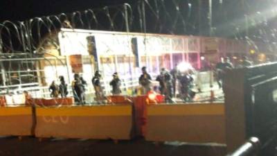 Autoridades estadounidenses levantaron barreras frente al puente que conecta El Paso, Texas, y Ciudad Juárez./Reforma.