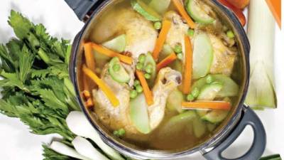 Un buen caldo de pollo es más sabroso si le agrega verduras.