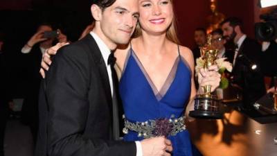 Alex Greenwald y Brie Larson.