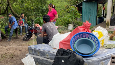 Familias evacuadas de la aldea Yarushin.