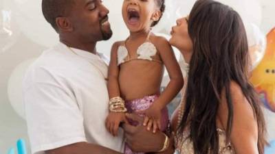 Kanye West con su hija North y su esposa Kim Kardashian.