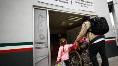 MEX59. EL CHAPARRAL (MÉXICO), 01/05/2018.- Migrantes centroamericanos cruzan la frontera hacia Estados Unidos hoy, martes 1 de mayo de 2018, en el cruce fronterizo El Chaparral, en la ciudad de Tijuana, Baja California (México). La Oficina de Aduanas y Protección Fronteriza (CBP) de EE.UU. ha recibido ya 14 solicitudes de asilo de integrantes de la caravana de migrantes, cuya mayoría permanece a la intemperie en el cruce entre Tijuana (México) y San Diego (California) a la espera de que su petición sea estudiada. EFE/Joebeth Terriquez