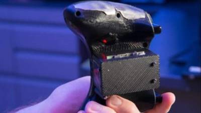 Un equipo de investigadores de la Universidad de Stanford, en California, ha desarrollado un controlador manual que, mediante la medición de la intensidad de las emociones durante la partida, permite que los videojuegos se adapten al estado de ánimo de los jugadores. EFE