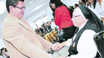 El ministro de Educación, Marlon Escoto reconoció ayer la labor de sor María Rosa.