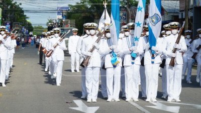 La Academia Naval de Honduras fue la encabezó el desfile, junto a su banda de guerra.