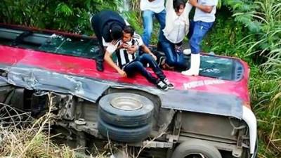 El microbús que se dirigía a San Esteban, en Francisco Morazán, quedó en el fondo de una hondonada del kilómetro 28.