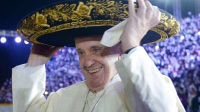 El Papa Francisco fue recibido por un grupo de mariachis a su llegada y sorprendió a los rancheros al ponerse su sombrero mexicano.