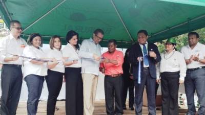 Ejecutivos de Banrural durante la inauguración de la agencia Banrural en Puerto Lempira, Gracias a Dios.