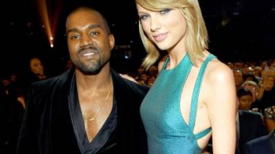 Taylor Swift y Kanye West en una entrega de premios.