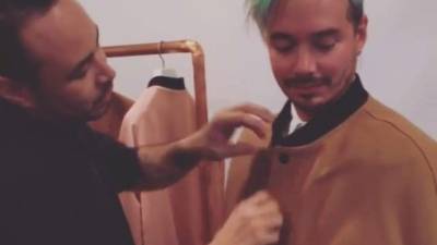 Carlos Campos junto a J Balvin.