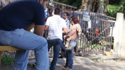 dolor. Familiares llegaron ayer hasta Medicina Forense para reclamar los cuerpos de las personas asesinadas la noche del viernes.