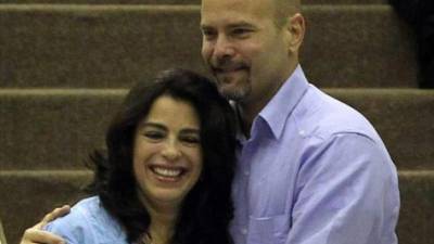 Fotografía del 20 de diciembre de 2014 de Adriana Pérez y su esposo, el agente cubano Gerardo Hernández, liberado pocos días antes por Estados Unidos. EFE