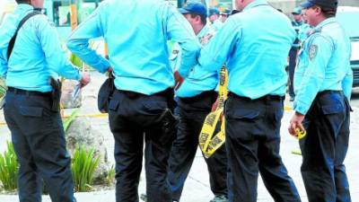 Audiencias de descargo a policÃ­as por paro de labores Varios policÃ­as protestaron por aumentar de dos a tres los turnos de trabajo.