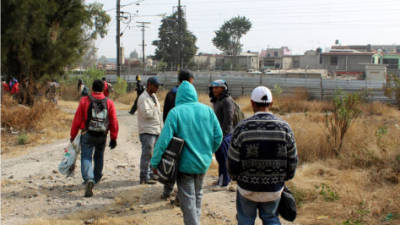Foto de Archivo. Un grupo de migrantes cruza el territorio en México.