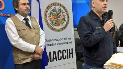 Juan Jiménez Mayor y el fiscal general Óscar Chinchilla durante la conferencia de prensa.