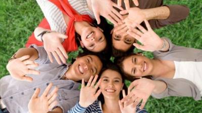 Las personas amables transmiten alegría a los demás.