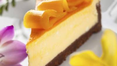 Enfriar y decorar con rebanadas de mango.