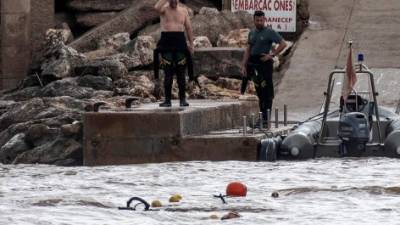 Efectivos de la policía trabajan en la localidad de Sillot (Mallorca), tras las inundaciones y el desbordamiento de torrentes provocados ayer por las fuertes lluvias en la isla. EFE