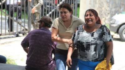 Parientes de Wilmer Vásquez lloran al constatar que estaba muerto en la morgue.