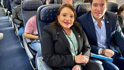 Xiomara Castro, quien viajó a Brasil en un vuelo comercial, es acompañada por su hijo y secretario privado, Héctor Zelaya
