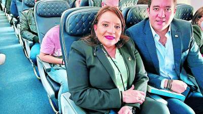 La mandataria Xiomara Castro posa junto a su hijo Héctor Zelaya en el avión rumbo a Brasil.