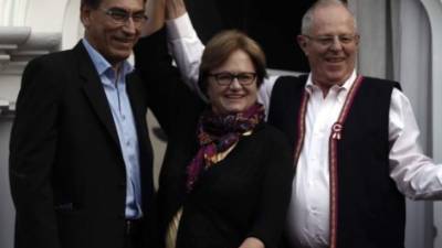 Pedro Pablo Kuczynski (derecha) saluda a periodistas acompañado de su esposa Nancy Lange y su candidato a vicepresidente Martín Vizcarra, desde el balcón de su casa en Lima, Perú. Fotos: EFE