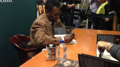 Líderes Hondureños Unidos en New Jersey rifa libro de Edson Arantes Do Nascimento para construír una escuela en Cortés, Honduras.