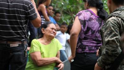 La madre de Mario Bautista desconsolada llora la muerte de su hijo.