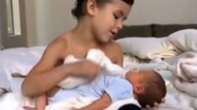 Este tierno video sin duda alguna que te conmoverá. En el se aprecia a un hermano mayor de seis años arrullar con ternura a su hermanito bebé. Foto YouTube