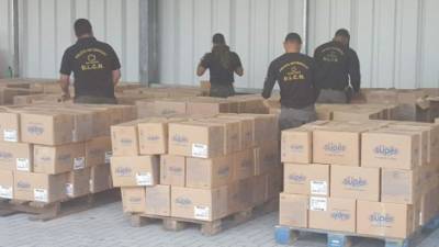 Ayer agentes de la DLCN inspeccionaban las cajas que contienen chocolates, donde se asegura viene oculta la droga.