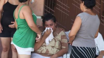 Consternados estaban los padres del joven asesinado.