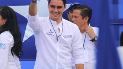 Kilvett Z. Bertrand es un joven candidato a diputado por el Partido Nacional. Sin embargo, Bertrand ha cautivado en las redes sociales por su atractivo físico.