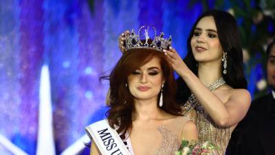 Emotivo: Stephanie Cam recibió la corona por parte de Zu Clemente.