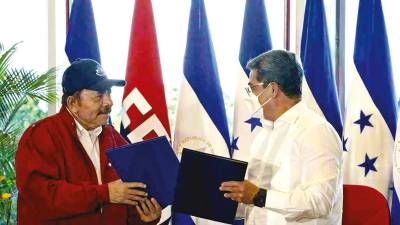 Los presidentes Daniel Ortega de Nicaragua y Juan Orlando Hernández tras firmar el importante acuerdo limítrofe el miércoles.