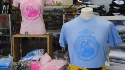 Camisas rosas y azules con la imagen de Felipe y Letizia están a la venta.