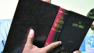 AM LA SANTA BIBLIA5. Personas cristianas en iglesia leen la biblia, orando Tegucigalpa 22 Septiembre 2005