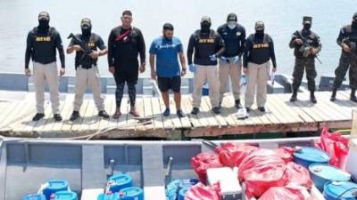 La lancha que traía la cocaína fue interceptada a cinco millas náuticas de la bahía de Trujillo.