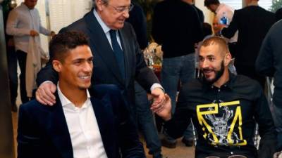 Florentino Pérez fue el gran protagonista en la cena de Navidad de las plantillas de fútbol y baloncesto del Real Madrid. En la imagen aparece con los franceses Raphael Varane y Karim Benzema.