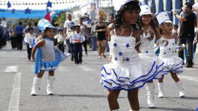 Los niños ceibeños se lucen y hacen honor a la patria. Foto: La Prensa