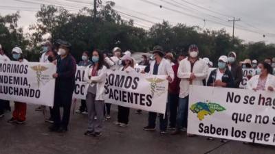 Médicos hondureños protestando con pancartas en el bulevar del sur de San Pedro Sula.