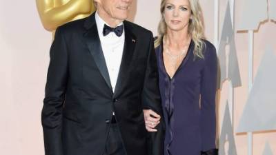 Clint Eastwood llegó con su nueva novia Christina Sandera.