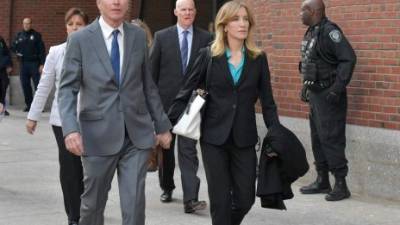 La actriz Felicity Huffman durante su comparecencia en la corte de Boston, Estados Unidos.