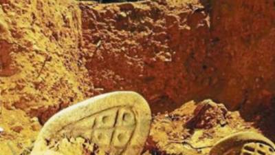 Encuentran restos de inmigrantes en fosas comunes en Texas, EUA.