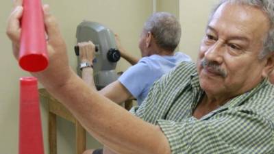 Un paciente del IHSS hace ejercicios para recuperar la movilidad en un brazo.