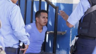 Momentos en que el detenido era indagado por las autoridades policiales.