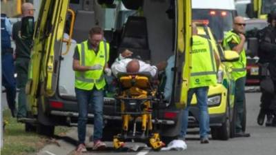 Una persona herida en una ambulancia tras un tiroteo en Christchurch, Nueva Zelanda. EFE