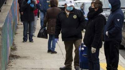 Los residentes hacen cola en una ubicación de despensa de alimentos temporal en Chelsea, Massachusetts. EFE