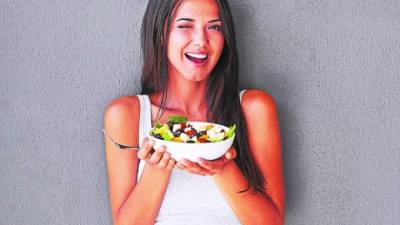 Se debe consumir ensaladas que incluyan verduras, vegetales, frutas y frutos secos para recobrar su peso normal.
