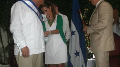 El alcalde de Tela, Mario Fuentes, al momento de tomar posesión de su cargo.